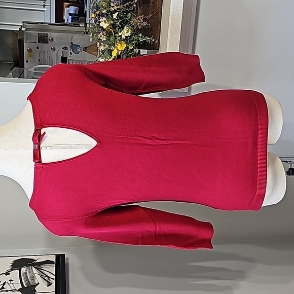 White house black market red pull over sweater. 3/4 sleeves. Size small Key hole - Picture 6 of 10
